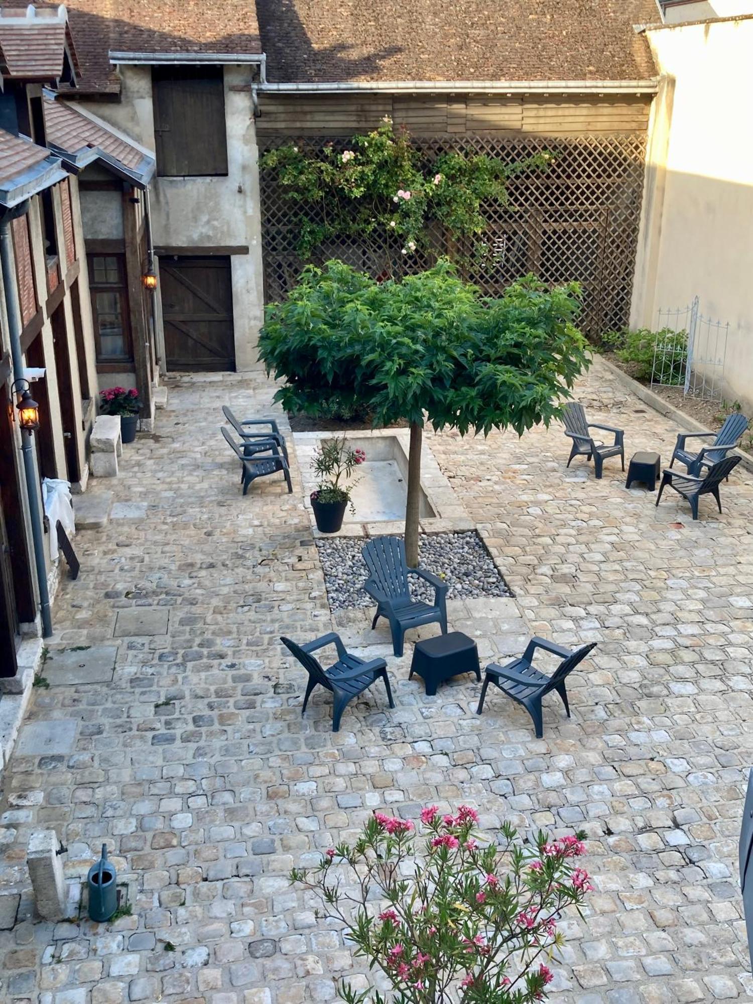 La Maison Virginie 1 A 2 Pers Hyper Centre- Cour- Parking- Linge- Fibre- Proximite Canal Piscine Montargis